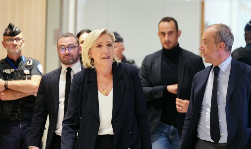 Marine Le Pen quitte le Tribunal correctionnel de Paris, lors du premier jour du procès des assistants parlementaires du RN, le 30 septembre 2024.