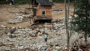 Le Népal aux prises avec des pluies torrentielles : “Nous avons dû sauter d’un toit à l’autre”