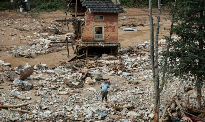 Le Népal aux prises avec des pluies torrentielles : “Nous avons dû sauter d’un toit à l’autre”