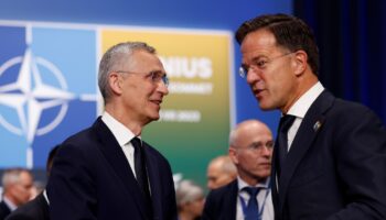 Le secrétaire général de l'Otan, Jens Stoltenberg (g) et le Premier ministre néerlandais Mark Rutte, le 12 juillet 2023 à Vilnius, en Lituanie