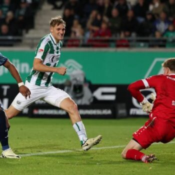 Moussa Sylla (l) trifft zum 1:1 für Schalke. Foto: Friso Gentsch/dpa