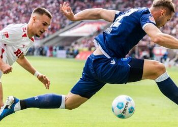 2. Fußball-Bundesliga: Karlsruher SC beim 1. FC Köln zu Fuß ins Stadion - und anschließend 4:4