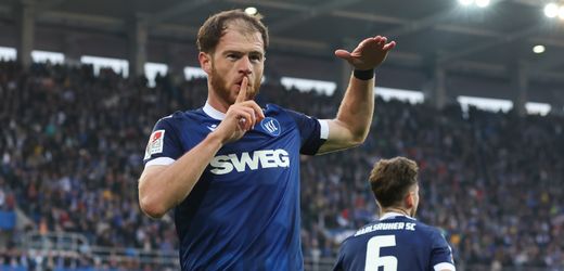 2. Fußball-Bundesliga: Schalke chancenlos – Zivzivadze schießt Karlsruhe an die Spitze