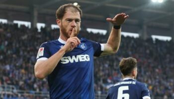 2. Fußball-Bundesliga: Schalke chancenlos – Zivzivadze schießt Karlsruhe an die Spitze