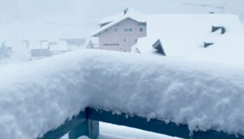 30 Zentimeter Neuschnee: Obertauern versinkt im Schnee – Urlauber stecken fest