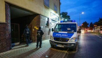 Die Polizei ist unter anderem in Mannheim wegen der Razzia im Einsatz. Foto: Andreas Arnold/dpa