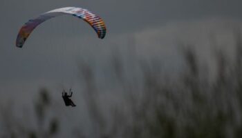 84-jähriger Gleitschirmflieger nach Notlandung schwer verletzt