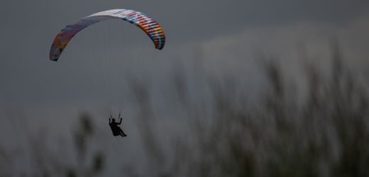 84-jähriger Gleitschirmflieger nach Notlandung schwer verletzt