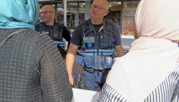 À Compiègne, entre les fruits et légumes du marché, un stand pour rencontrer la police municipale autour d’un café