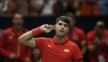 Alcaraz se sacude la angustia ante un Machac agarrotado y España se acerca a la fase final de la Copa Davis