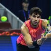 Alcaraz vence en menos de una hora y se cita con Khachanov en cuartos de Pekín