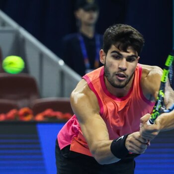 Alcaraz vence en menos de una hora y se cita con Khachanov en cuartos de Pekín