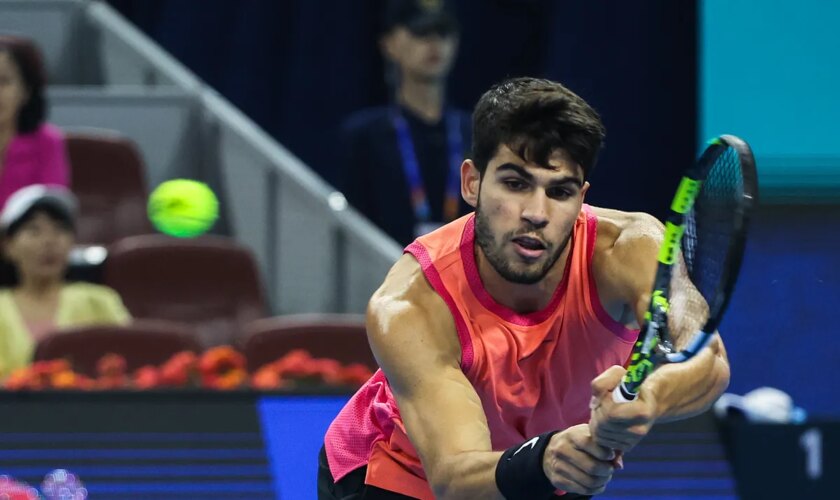 Alcaraz vence en menos de una hora y se cita con Khachanov en cuartos de Pekín