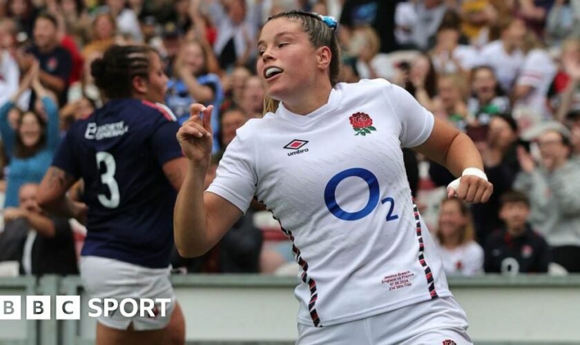 Jess Breach celebrates after scoring a try against France