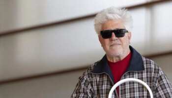 Almodóvar llama a Sánchez «Mr. Guapo» y afirma que hay que pedirle «muchas cosas tanto a nivel político como físico»