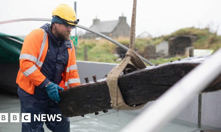 Ancient Orkney shipwreck put in water tank for preservation