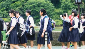 Au Japon, les filles de 13 ans ne veulent plus avoir à passer leur examen médical scolaire seins nus