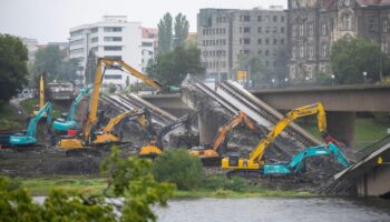 Aufräumarbeiten in Dresden: "Dann kann das Hochwasser kommen" – der Abriss der Caralobrücke in Bildern