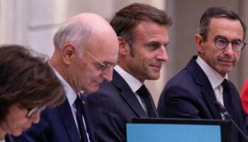 Autour de Macron et Barnier, le camp présidentiel et les LR prennent leurs marques