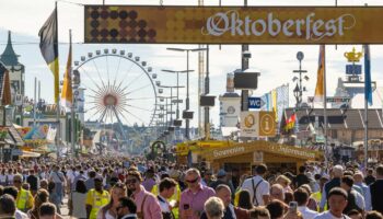 Die Aufbauarbeiten zur diesjährigen Wiesn werden von einem tödlichen Zwischenfall überschattet (Archivbild)