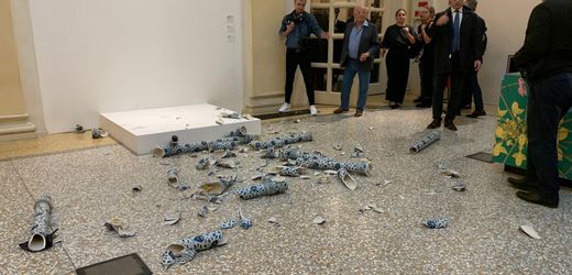 Bologna: Mann zerstört mutwillig ein Kunstwerk von Ai Weiwei