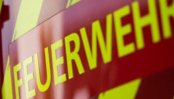 Zwei Menschen sind bei einem Hausbrand in Niederbayern verletzt worden. Der Schaden ist hoch. (Symbolbild) Foto: Marijan Murat/d