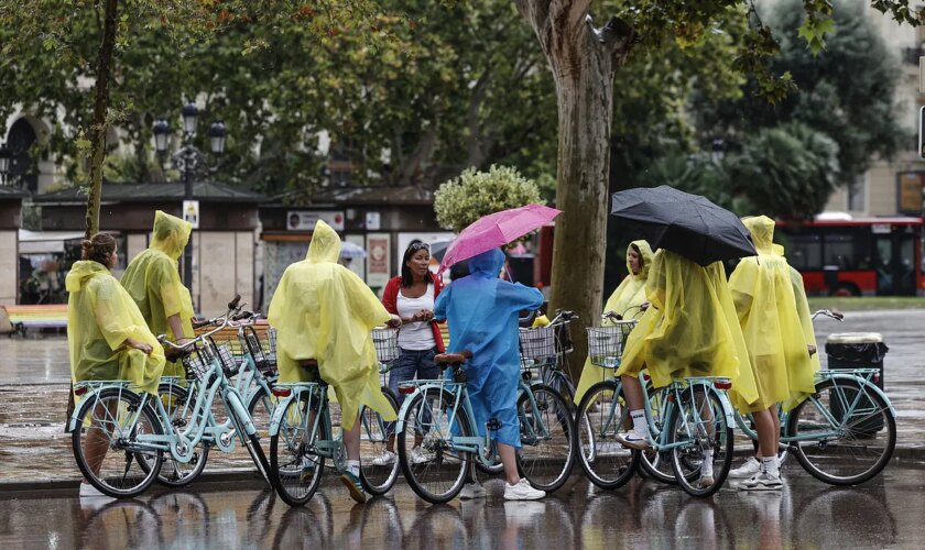 Calles anegadas en Zaragoza, Soria y La Rioja en un fin de semana con  alerta por lluvias y tormentas en 14 CCAA