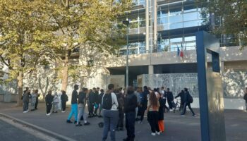 « C’est aberrant » : à Colombes, pas d’emplois du temps, pas de cours au lycée depuis la rentrée