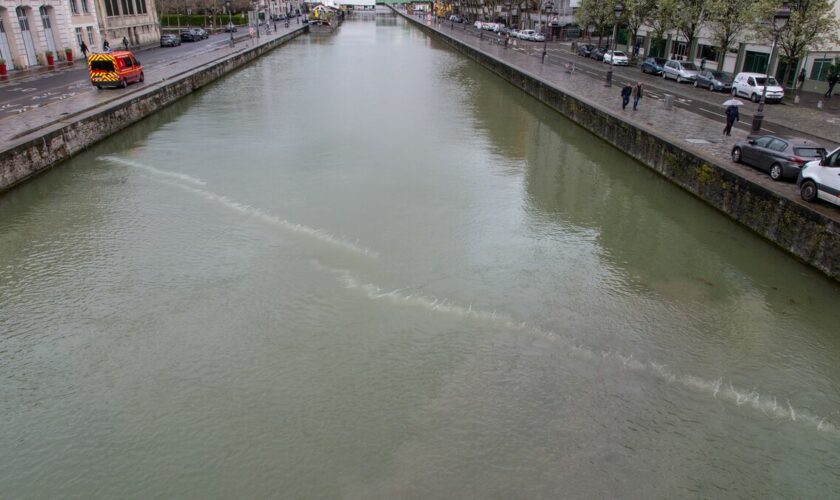 « C’est très efficace » : à Paris, un « rideau de bulles » facilite le ramassage des déchets dans les canaux