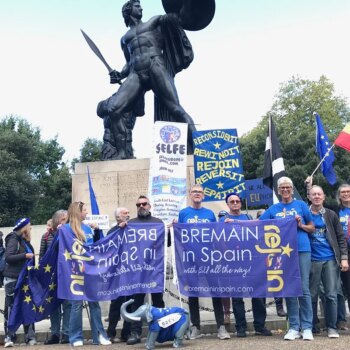 Cientos de británicos se unen a la primera marcha anti Brexit de la era Starmer