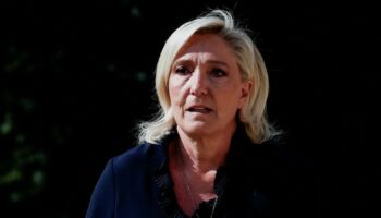 Comment Marine Le Pen veut placer Michel Barnier «sous surveillance»