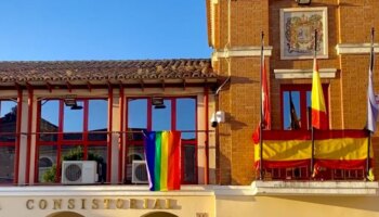 Condenan al Ayuntamiento de Ajalvir por colgar una bandera LGTBI en su balcón