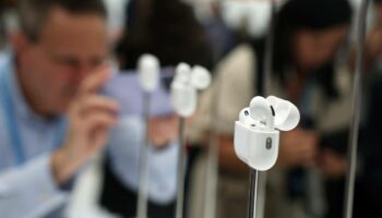 Des AirPods transformés en appareils auditifs ? Les États-Unis autorisent ce dispositif surprenant