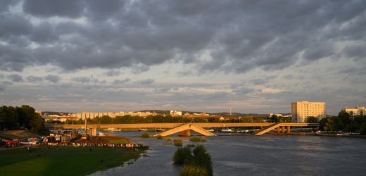 Dresden: Hochwassergefahr entschärft - Räumarbeiten an Carolabrücke vorerst beendet