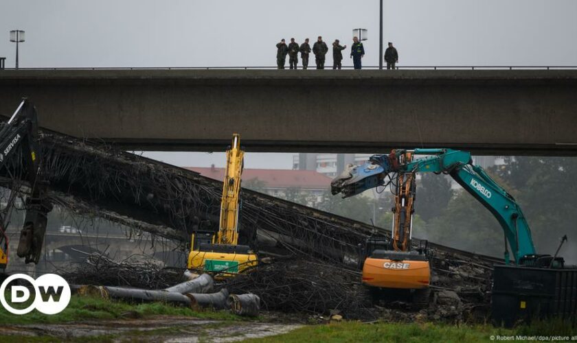 Dresden rushes to remove collapsed bridge amid flood warning