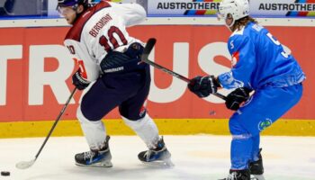 Auf dem Eis gewannen die Eisbären die Partie. Foto: Michal Meissner/PAP/dpa