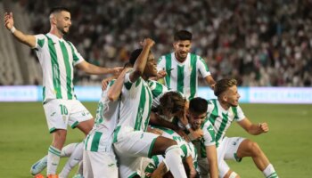 El Córdoba CF respira y saca músculo ante el Deportivo (2-0)