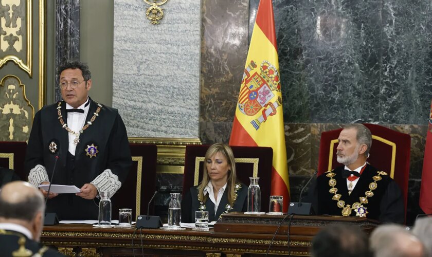 El fiscal general hace un discurso con guiños políticos: advierte del "peligro" de las acusaciones populares por el caso de la mujer de Sánchez y carga contra la "desinformación"