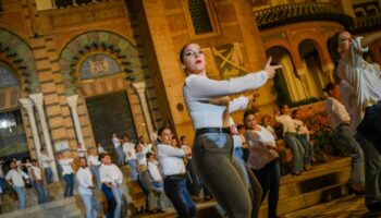 El flashmob de la Bienal sacó la magia del Ballet Flamenco de Andalucía