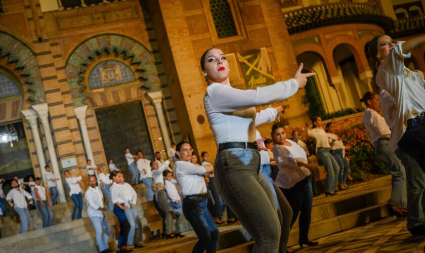 El flashmob de la Bienal sacó la magia del Ballet Flamenco de Andalucía