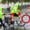 Radfahrer auf einem Parkplatz an der Elbe in Pirna am Tor zur Sächsischen Schweiz. (Foto aktuell vom 15.9.) Foto: Robert Michael