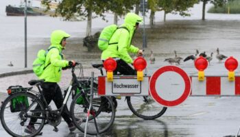 Radfahrer auf einem Parkplatz an der Elbe in Pirna am Tor zur Sächsischen Schweiz. (Foto aktuell vom 15.9.) Foto: Robert Michael