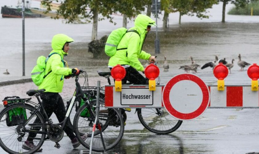 Radfahrer auf einem Parkplatz an der Elbe in Pirna am Tor zur Sächsischen Schweiz. (Foto aktuell vom 15.9.) Foto: Robert Michael