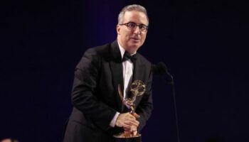 Emmy Awards: John Oliver wird unterbrochen bei Erinnerung an Familienhund