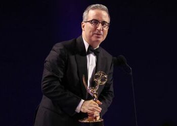 Emmy Awards: John Oliver wird unterbrochen bei Erinnerung an Familienhund