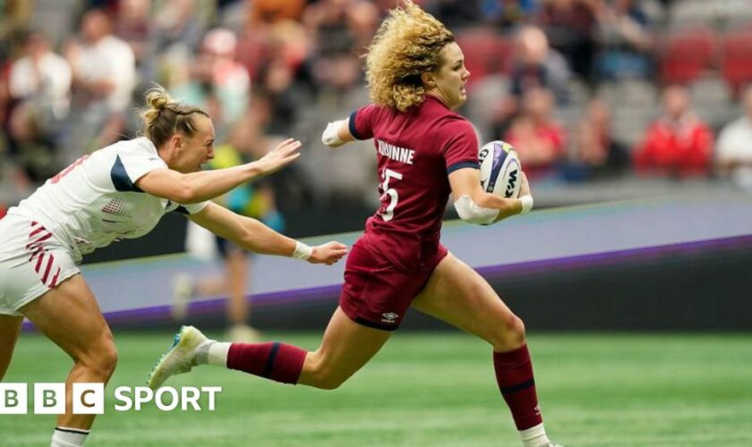 Ellie Kildunne scoring a try against USA