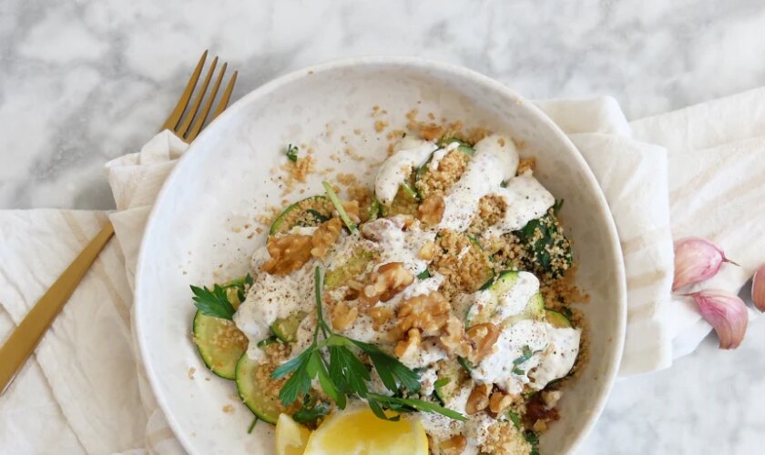 Ensalada de cuscús con verduras y salsa de yogur y mostaza: una receta fría y rápida