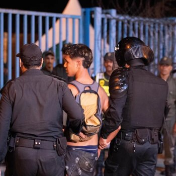 Entre 80 y 100 inmigrantes se enfrentan y apedrean a las fuerzas marroquíes en la frontera con Ceuta