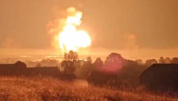 Explosion im Video: Ukrainische Drohnen attackieren offenbar Waffenarsenal in Russland