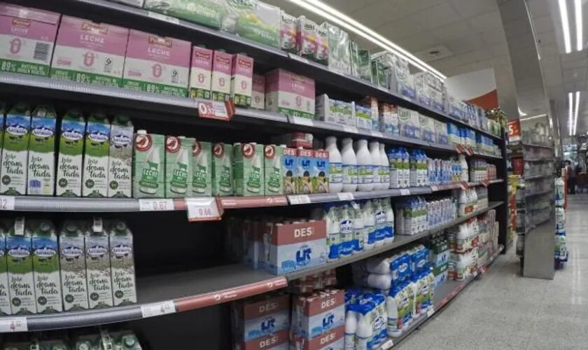 Facua denuncia que ocho cadenas de supermercados venden sus marcas blancas de leche al mismo precio